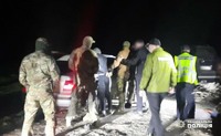 У Чернівецькому районі правоохоронці затримали трьох чоловіків підозрюваних в організації незаконного переправлення осіб через державний кордон