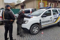 Поліцейські охорони Закарпаття затримали чоловіка за крадіжку парфумів