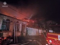 Рятувальники ліквідували масштабну пожежу будівлі в місті Косів та врятували від вогню поруч розташовані приміщення.