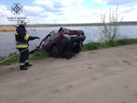 Новоукраїнський район: рятувальники витягнули автомобіль з річки