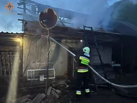 На Ужгородщині рятувальники ліквідували загорання у надвірній споруді та вберегли від знищення будинок