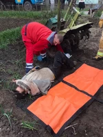В Рівненському районі рятувальники надали допомогу медикам по звільненню кінцівки чоловіка з мотоблока комбайна