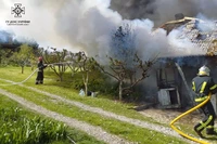Дніпровський район: вогнеборці загасили палаючий будинок