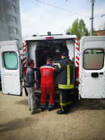Київська область: рятувальники допомогли мед персоналу у транспортуванні жінки