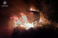 Дніпровський район: рятувальники загасили палаючий автомобіль