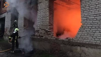 Хустські рятувальники ліквідували пожежу в занедбаній недобудові