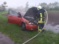 Рятувальники ліквідували пожежу автомобіля в селі Угорники