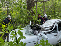Київська область: рятувальниками деблоковано двох молодих людей з понівеченого автомобіля