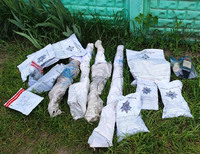 Чернігівські поліцейські спільно з прикордонниками виявили у мешканця району незареєстровану зброю та наркотики
