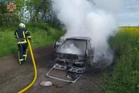 Синельниківський район: вогонь знищив легковий автомобіль