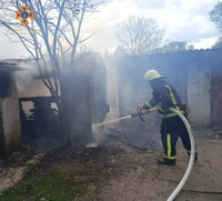 Вогнеборці ліквідували пожежу гаражу в місті Рогатин та врятували автомобіль від вогню