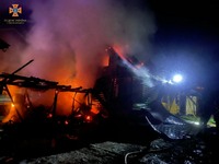 На Хустщині рятувальники ліквідували значну пожежу в надвірній споруді, врятувавши при цьому два будинки й худобу