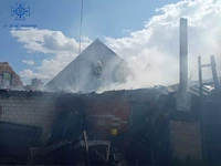 У Сумському районі, приборкуючи загоряння господарчої споруди вогнеборці врятували житловий будинок