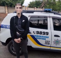 Поліцейські охорони Кіровоградщини затримали молодика з наркотичною речовиною