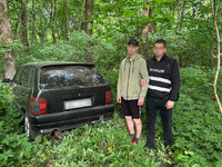 Ніжинські поліцейські оперативно затримали двох зловмисників, які викрали і заховали в лісі автомобіль
