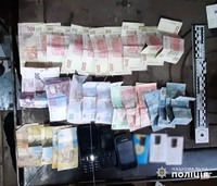 Поліцейські Буковини затримали двох жителів Чернівецького району, які займалися розповсюдженням наркотиків