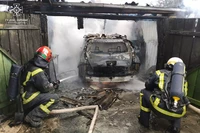 М. Кам’янське: ліквідовано пожежу в гаражі з автомобілем всередині