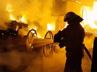 На Сумщині, приборкуючи пожежу господарчої споруди, вогнеборці запобігли масштабному загорянню в житловому секторі