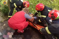 Криворізький район: рятувальники транспортували травмовану жінку, яка випала з п’ятого поверху