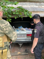 На Чернігівщині поліцейські спільно з прикордонниками викрили місцевого мешканця у незаконному зберіганні вибухівки та боєприпасів