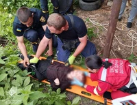 Вижницький район: рятувальники врятували дитину, котра впала у каналізаційний колодязь