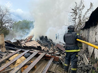 Чугуївський район: вогнеборці загасили велику пожежу, спричинену потужним ворожим артилерійський ударом по мирному населеному пункту