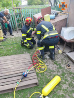 Київська область: рятувальники дістали чоловіка на якого впала металева бочка