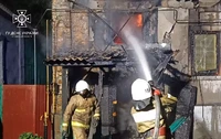 На Сумщині рятувальники ліквідували загоряння житлового будинку на трьох господарів