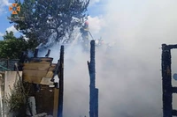 М. Новомосковськ: вогнеборці загасили палаючу господарчу споруду
