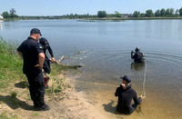 Київська область: рятувальники дістали з річки потопельника