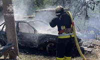 На Сумщині, приборкуючи пожежі спричинені ворожим ударом, рятувальники повторно потрапили під обстріл