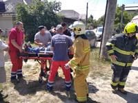 Рятувальники допомогли транспортувати травмованого чоловіка до автомобіля екстреної медичної допомоги.