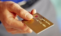На Волочищині поліцейські оголоси підозру дівчині у вчиненні крадіжки коштів з банківської картки