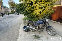У Кам’янці-Подільському слідчі встановлюють обставини ДТП, у якій травмувався 47-річний мотоцикліст