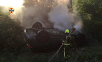 Полтавський район: вогнеборці загасили пожежу в автомобілі