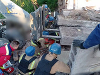 На Сумщині під час ліквідації наслідків ворожого удару рятувальники звільнили з-під завалів 2 людей та деблокували тіло загиблого чоловіка