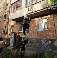 Фастівський район: рятувальники відкрили двері квартири, де знаходилась дворічна дитина