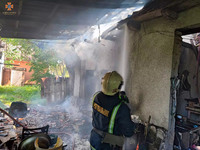 Берегівські вогнеборці ліквідували пожежу в надвірній споруді