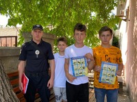 Поліцейські пояснили правила мінної безпеки діткам із постраждалих через російські обстріли населених пунктів Бериславщини