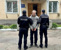 Закарпатські поліцейські затримали зловмисника, який намагався ввезти на територію області партію особливо небезпечних наркотиків вартістю майже 300 тисяч гривень