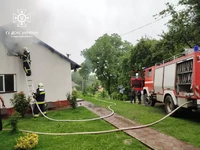 Яворівський район: професійні вогнеборці спільно з працівниками місцевої пожежної команди врятували від знищення вогнем три будівлі