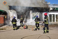 М. Нікополь: вогнеборці ліквідували пожежу в торгівельному павільйоні