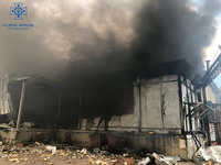 Чугуївський район: вогнеборці ліквідували пожежу на території підприємства спричинену ворожими обстрілами
