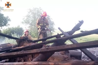 Синельниківський район: вогнем пошкоджено дах будинку та майно власників