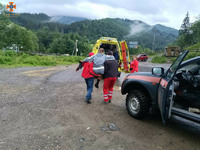 Рахівські рятувальники надали допомогу постраждалій у горах туристці