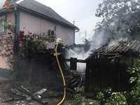 Тячівські рятувальники ліквідували пожежу в надвірній споруді