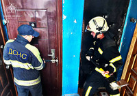 Фастівський район: рятувальники відчинили вхідні двері квартири, де знаходилась жінка