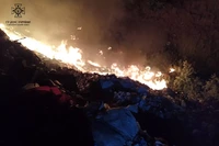 Дніпровський район: надзвичайники ліквідовують пожежу на полігоні твердих побутових відходів