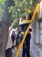 Київська область: рятувальники зняли паралізованого чоловіка з крівлі житлового будинку
