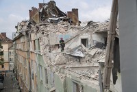 Львів: рятувальники ліквідовують наслідки ворожої атаки